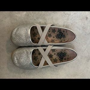 Livie and Luca Size 1 Silver Aurora Flats
